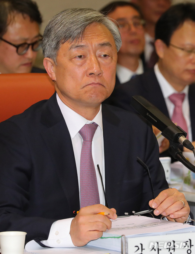 【서울=뉴시스】배훈식 기자 = 최재형 감사원장이 22일 오전 서울 종로구 감사원에서 열린 국회 법제사법위원회 2018 국정감사에 참석, 굳은 표정으로 의원 질의를 듣고 있다. 2018.10.22. dahora83@newsis.com