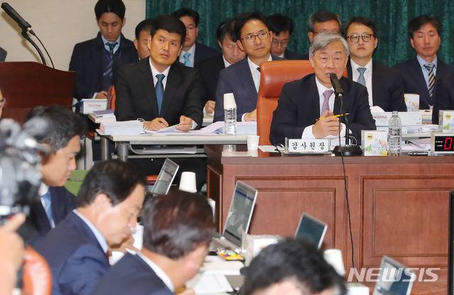 【서울=뉴시스】배훈식 기자 = 최재형 감사원장이 22일 오전 서울 종로구 감사원에서 열린 국회 법제사법위원회 2018 국정감사에 참석, 의원 질의에 답변하고 있다. 2018.10.22. dahora83@newsis.com