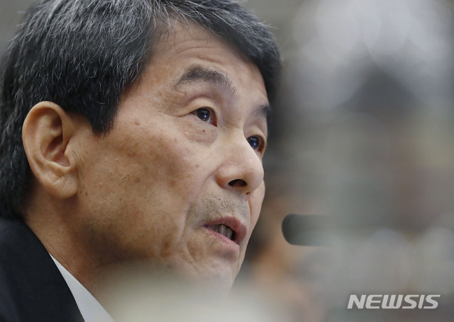 【서울=뉴시스】최동준 기자 = 22일 서울 중구 IBK기업은행에서 열린 국회 정무위원회의 예금보험공사, 한국산업은행, 중소기업은행, 서민금융진흥원의 국정감사에서 이동걸 KDB산업은행장이 지상욱 의원에 GM관련 질의에 답변하고 있다. 2018.10.22.&nbsp; photocdj@newsis.com