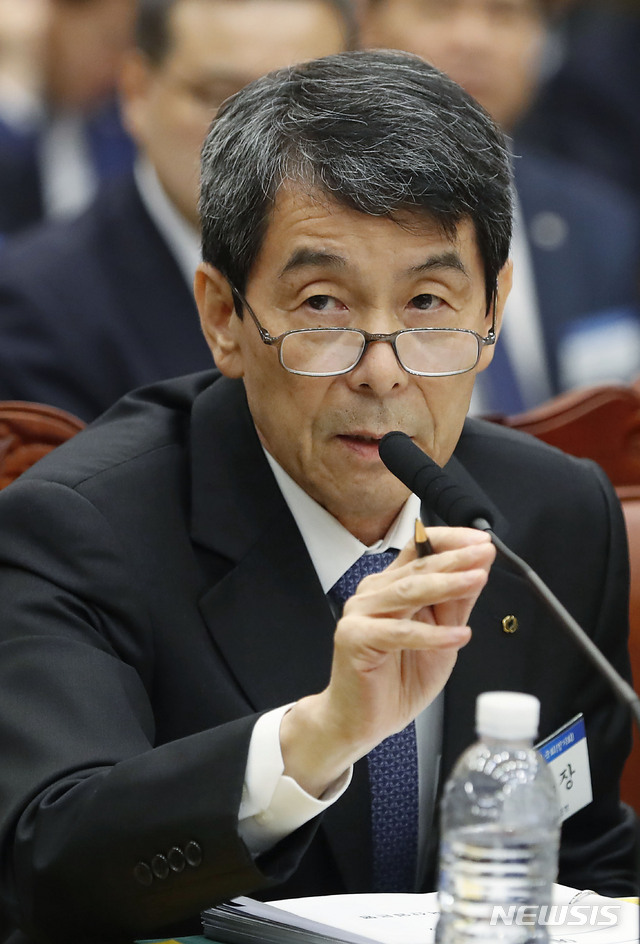 【서울=뉴시스】최동준 기자 = 22일 서울 중구 IBK기업은행에서 열린 국회 정무위원회의 예금보험공사, 한국산업은행, 중소기업은행, 서민금융진흥원의 국정감사에서 이동걸 KDB산업은행장이 지상욱 의원에 GM관련 질의에 답변하고 있다. 2018.10.22.&nbsp; photocdj@newsis.com