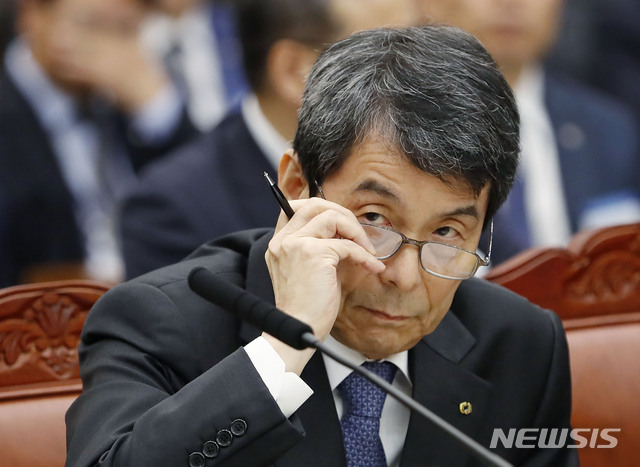 【서울=뉴시스】최동준 기자 = 22일 서울 중구 IBK기업은행에서 열린 국회 정무위원회의 예금보험공사, 한국산업은행, 중소기업은행, 서민금융진흥원의 국정감사에서 이동걸 KDB산업은행장이 지상욱 의원에 GM관련 질의를 듣고 있다. 2018.10.22.&nbsp; photocdj@newsis.com