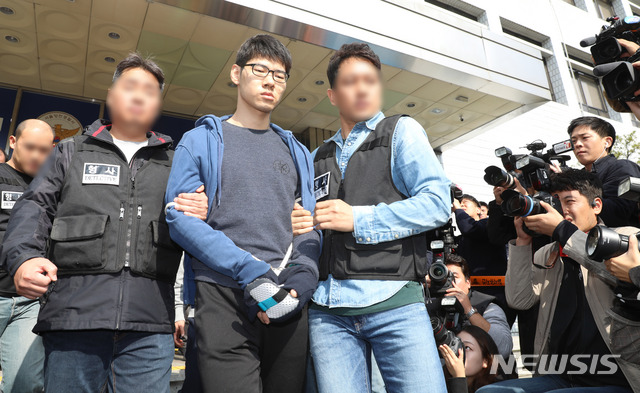 【서울=뉴시스】김선웅 기자 = 강서구 PC방 살인사건 피의자 김성수(30) 씨가 치료감호소로 이동하기 위해 지난해 10월22일 오전 서울 양천구 양천경찰서를 나서고 있다. 2018.10.22. mangusta@newsis.com