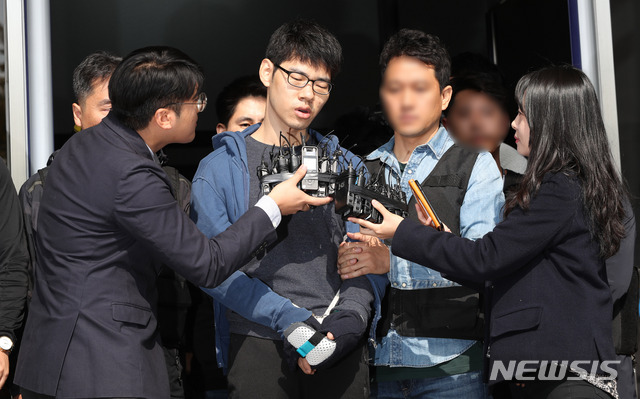 【서울=뉴시스】김선웅 기자 = 강서구 PC방 살인사건 피의자 김성수가 치료감호소로 이동하기 위해 지난해 10월22일 오전 서울 양천구 양천경찰서를 나서고 있다. 2018.10.22.&nbsp; mangusta@newsis.com