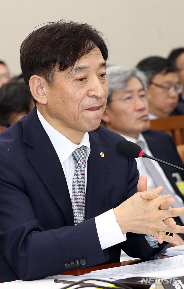 【서울=뉴시스】이종철 기자 = 22일 오전 서울 여의도 국회에서 열린 기획재정위의 한국은행 국정감사에 출석한 이주열 한국은행 총재가 의원 질의에 심각한 표정을 하고 있다. 2018.10.22. jc4321@newsis.com 