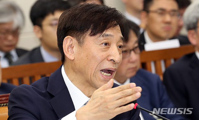 【서울=뉴시스】이종철 기자&nbsp; = 22일 오전 서울 여의도 국회에서 열린 기획재정위의 한국은행 국정감사에 출석한 이주열 한국은행 총재가 의원 질의에 답변을&nbsp; 하고 있다. 2018.10.22.jc4321@newsis.com