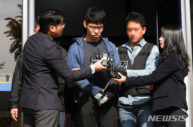 【서울=뉴시스】김선웅 기자 = 강서구 PC방 살인사건 피의자 김성수(29) 씨가 치료감호소로 이동하기 위해 지난달 22일 오전 서울 양천구 양천경찰서를 나서고 있다. 2018.10.22.&nbsp; mangusta@newsis.com