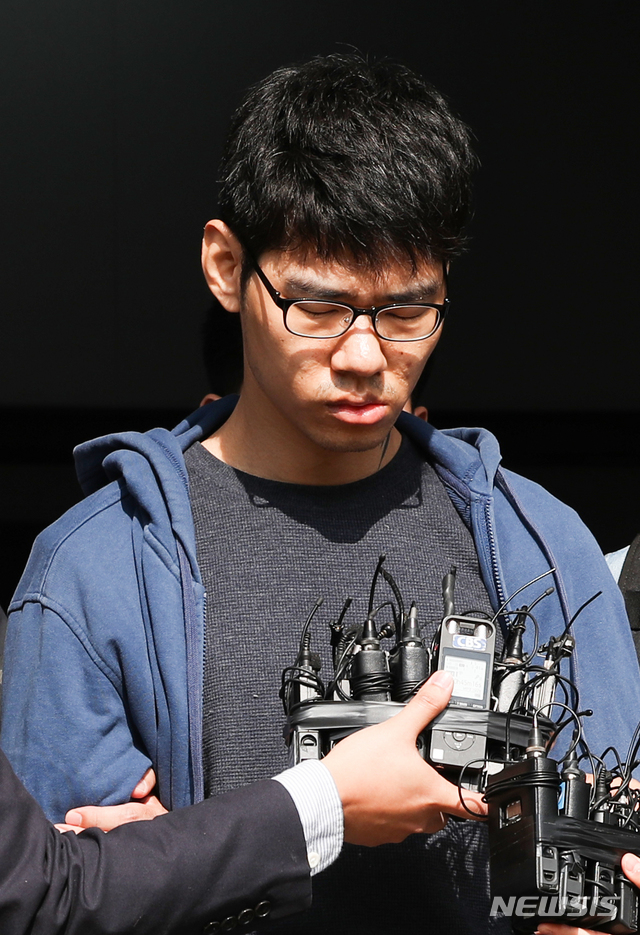 【서울=뉴시스】김선웅 기자 = 강서구 PC방 살인사건 피의자 김성수(29) 씨가 치료감호소로 이동하기 위해 지난달 22일 오전 서울 양천구 양천경찰서를 나서고 있다. 2018.10.22. mangusta@newsis.com