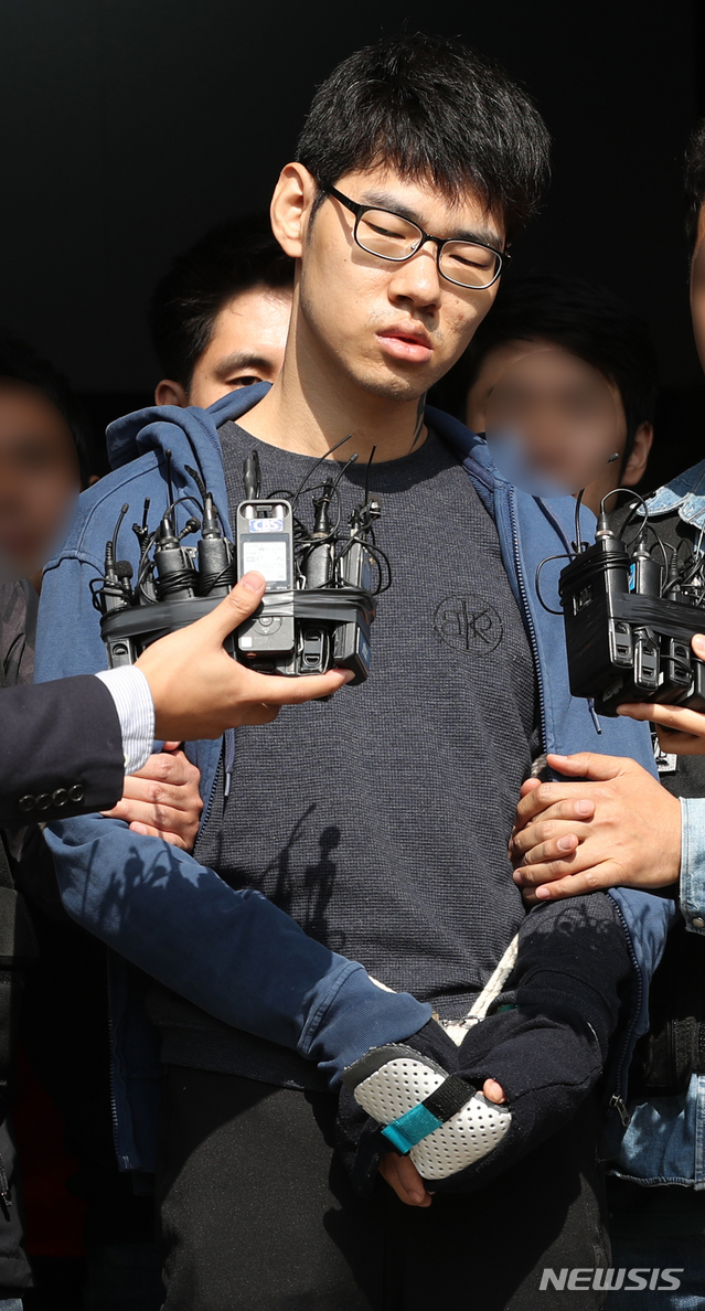 【서울=뉴시스】김선웅 기자 = 강서구 PC방 살인사건 김성수가 치료감호소로 이동하기 위해 지난해 10월22일 오전 서울 양천구 양천경찰서를 나서고 있다. 2018.10.22. mangusta@newsis.com