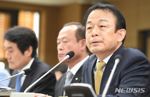 【대전=뉴시스】함형서 기자= 22일 오전 대전 대덕구 한국수자원공사 본사에서 열린 국회 환경노동위원회 한국수자원공사 국정감사에서 이학수 수공사장이 의원들의 질의에 답변하고 있다. 2018.10.22.foodwork23@newsis.com