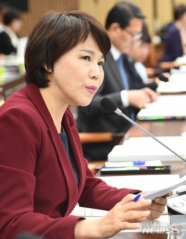 【대전=뉴시스】함형서 기자= 22일 오전 대전 대덕구 한국수자원공사 본사에서 열린 국회 환경노동위원회 한국수자원공사 국정감사에서 더불어민주당 전현희 의원이 질의를 하고 있다. 2018.10.22.foodwork23@newsis.com