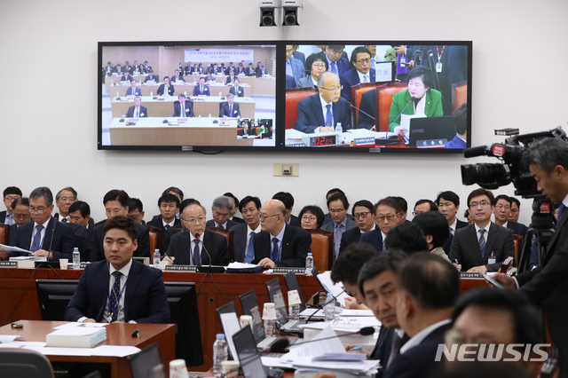 【서울=뉴시스】고승민 기자 = 22일 오전 서울 여의도 국회에서 열린 과학기술정보방송통신위원회의 한국과학기술연구회 등 26개 기관에 대한 국정감사에서 원광연 한국과학기술연구회 이사장이 의원들의 질의에 답하고 있다. 이번 국감은 정부세종청사와도 영상으로 진행됐다. 모니터에 세종 영상이 실시간으로 중계되고 있다. 2018.10.22.kkssmm99@newsis.com