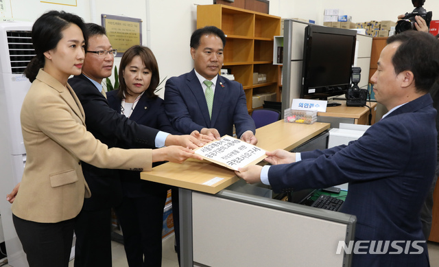 【서울=뉴시스】고승민 기자 = 바른미래당 김수민(왼쪽부터), 자유한국당 이양수, 송희경, 민주평화당 이용주 의원이 22일 오전 서울 여의도 국회 의안과에서 '서울교통공사 등 공공기관의 고용세습 진상규명을 위한 국정조사요구서'를 제출하고 있다. 2018.10.22.kkssmm99@newsis.com