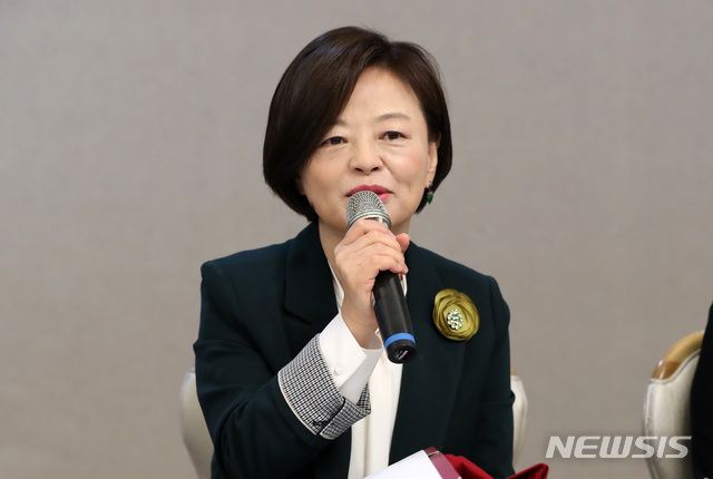 【서울=뉴시스】이영환 기자 = 진선미 여성가족부 장관이 22일 오후 서울 종로구 정부서울청사 국무위원식당 광화문홀에서 열린 여성 경제·직능단체장 간담회에 참석해 인사말을 하고 있다. 2018.10.22.&nbsp; 20hwan@newsis.com