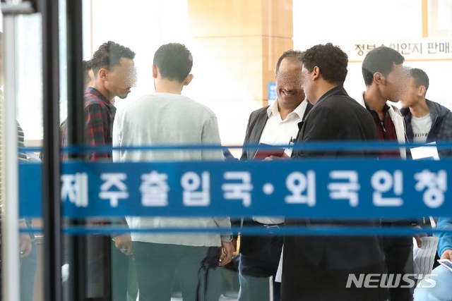 【제주=뉴시스】우장호 기자 = 22일 오전 제주시 용담3동 제주출입국·외국인청에서 인도적 체류 허가를 받아 체류기간을 갱신한 예멘인들이 밝은 표정으로 대화를 나누고 있다. 2018.10.22. woo1223@newsis.com