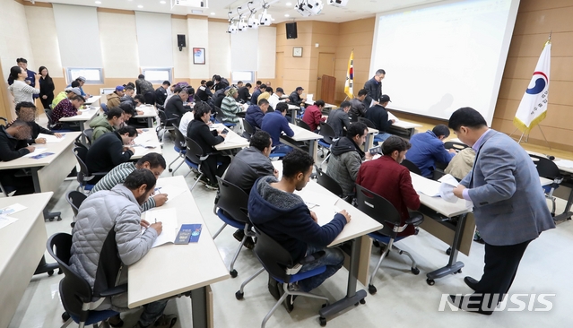 【제주=뉴시스】우장호 기자 = 22일 오전 제주시 용담3동 제주출입국·외국인청 1층 대강당에서 인도적 체류 허가를 통보받은 예멘인들이 체류기간 갱신과 체류 방법 등을 교육받고 있다. 2018.10.22. woo1223@newsis.com