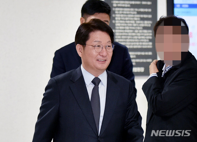 【대구=뉴시스】우종록 기자 = 공직선거법 위반 협의로 기소된 권영진 대구시장이 지난달 22일 오후 대구 수성구 범어동 대구지방법원에서 열린 공직선거법 위반 첫 공판을 마친 뒤 법정을 나서고 있다. 2018.11.14. wjr@newsis.com