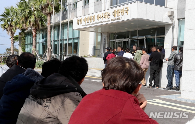 【제주=뉴시스】우장호 기자 = 22일 오전 제주시 용담3동 제주출입국·외국인청에 인도적 체류 허가를 통보받은 예멘인들이 교육을 받기 위해 줄을 서고 있다. 2018.10.22. woo1223@newsis.com