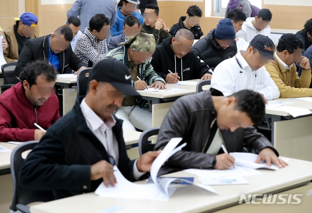 【제주=뉴시스】우장호 기자 = 22일 오전 제주시 용담3동 제주출입국·외국인청에서 국내 인도적 체류가 허가된 예멘인들이 '법질서 준수 서약서'를 작성하고 있다. 2018.10.22. woo1223@newsis.com