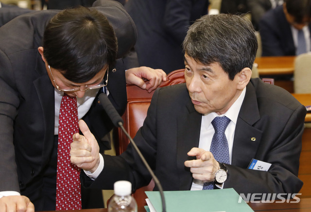 【서울=뉴시스】최동준 기자 = 22일 서울 중구 IBK기업은행에서 열린 국회 정무위원회의 예금보험공사, 한국산업은행, 중소기업은행, 서민금융진흥원의 국정감사에서 이동걸 KDB 산업은행장이 관계자와 대화하고 있다. 2018.10.22. photocdj@newsis.com