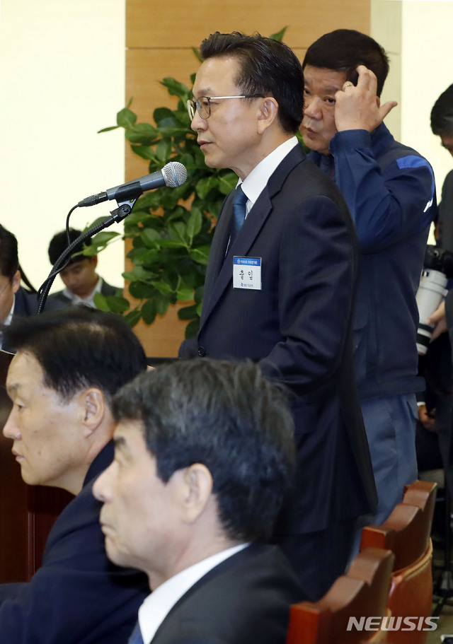 【서울=뉴시스】최동준 기자 = 22일 서울 중구 IBK기업은행에서 열린 국회 정무위원회의 예금보험공사, 한국산업은행, 중소기업은행, 서민금융진흥원의 국정감사에서 증인으로 출석한 최종 한국GM 부사장이 질의에 답변하고 있다. 2018.10.22.&nbsp; photocdj@newsis.com