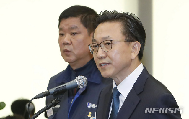 【서울=뉴시스】최동준 기자 = 22일 서울 중구 IBK기업은행에서 열린 국회 정무위원회의 예금보험공사, 한국산업은행, 중소기업은행, 서민금융진흥원의 국정감사에서 증인으로 출석한 최종 한국GM 부사장과 참고인으로 출석한 임한택 금속노조한국GM지부 지부장이 질의에 답변하고 있다. 2018.10.22. photocdj@newsis.com