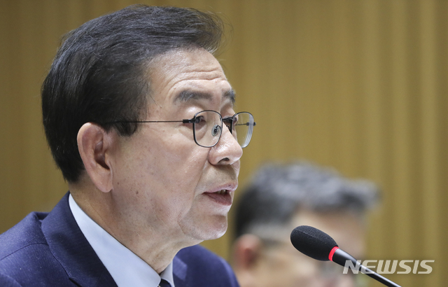 【서울=뉴시스】최진석 기자 = 박원순 서울시장이 22일 오전 서울 중구 서울시청신청사에서 열린 국회 국토교통위원회의 서울특별시 국정감사에서 의원들의 질의에 답하고 있다. 2018.10.22.myjs@newsis.com