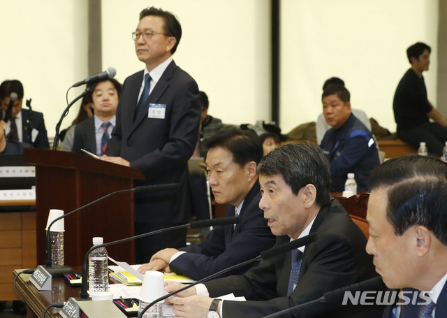 【서울=뉴시스】최동준 기자 = 22일 서울 중구 IBK기업은행에서 열린 국회 정무위원회의 예금보험공사, 한국산업은행, 중소기업은행, 서민금융진흥원의 국정감사에서 한국GM 부사장이 증인으로 출석한 가운데 이동걸 산업은행장이 질의에 답변하고 있다. 2018.10.22. photocdj@newsis.com