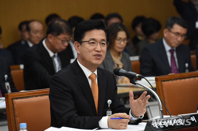 【대전=뉴시스】 대전과 충남의 혁신도시 지정 성사여부에 지역 관심이 쏠리고 있다. 허태정 대전시장이 지난 22일 대전시청에서 열린 국회 행정안전위원회 국정감사에서 혁신도시가 없는 지역의 문제점을 지적하고 있다.(사진=뉴시스 DB)