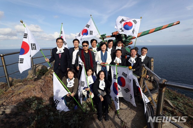 【독도=뉴시스】 국회사진기자단 = 지난해 독도의 날(10월 25일)을 앞둔 10월 22일 국회 교육위원회 소속 의원들이 국정감사 현장시찰 차원에서 독도를 방문, 태극기를 들고 "독도는 대한민국이다" 등을 외치고 있다. 이찬열 교육위원장은 "계속된 일본의 역사교과서 왜곡을 규탄하고, 올바른 역사인식을 고취하기 위해 독도 방문을 계획했다"고 설명했다. 2019.03.26 (뉴시스 DB)