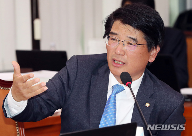 【서울=뉴시스】박영태 기자 = 국회 농림축산식품해양수산위원회 소속 박완주 더불어민주당 의원. 2018.10.22.since1999@newsis.com