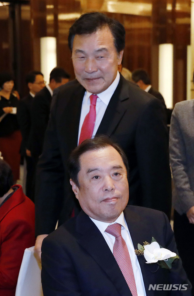 손학규 바른미래당 대표, 중도정당 존재감 위해 민주·한국 동시 겨냥