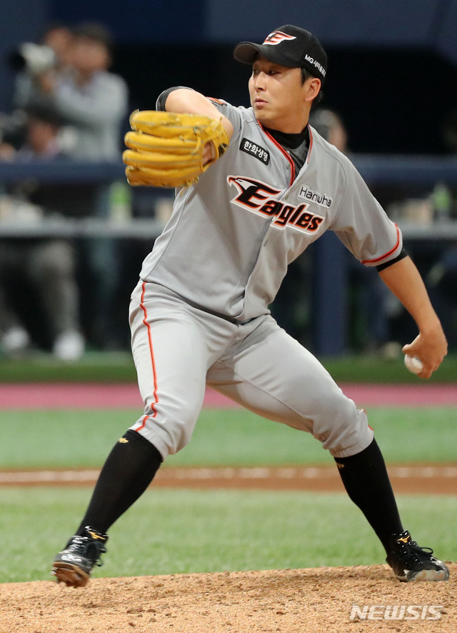 【서울=뉴시스】박주성 기자 = 22일 오후 서울 고척스카이돔에서 열린 2018 KBO 포스트시즌 준플레이오프 3차전 한화 이글스와 넥센 히어로즈의 경기, 9회말 한화 투수 정우람이 역투하고 있다. 2018.10.22.&nbsp; park7691@newsis.com