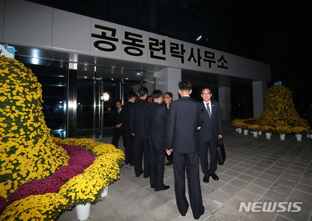 【개성=뉴시스】 사진공동취재단 = 남북 산립협력 회담 남쪽 대표단이 22일 밤 개성 남북공동연락사무소 앞에서 북쪽 대표단의 배웅을 받고 있다. 2018.10.22. photo@newsis.com