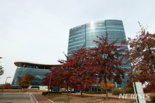 【개성=뉴시스】 사진공동취재단 = 22일 오후 남북 산림협력분과회담이 진행되는 개성 남북공동연락사무소 주변 모습. 건물은 개성공단 종합지원센터. 2018.10.22.&nbsp; photo@newsis.com 