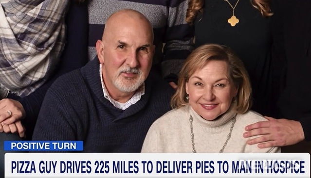 【로스앤젤레스=뉴시스】 10대 청년으로부터 세상에 둘도 없는 값진 피자를 배달받은 리치 모건과 아내 줄리. <사진=CNN 캡처> 2018.10.22