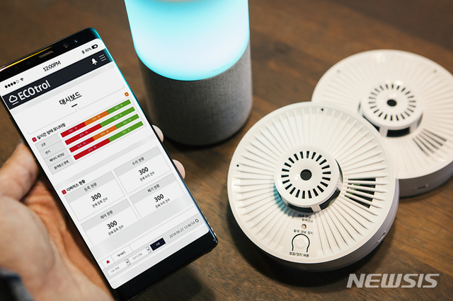 【서울=뉴시스】SK텔레콤은 IoT 전용망 LoRa를 기반으로 무선 화재감지기가 보내오는 정보를 실시간으로 확인할 수 있도록 해 주는 통합 화재관리 솔루션을 출시했다고 23일 밝혔다. 이를 통해 건물 내부의 온도정보와 기기 이상유무를 자동으로 확인하고, 해당 데이터의 누적∙분석이 가능해 화재에 효과적으로 대응이 가능하다. (사진/SK텔레콤) photo@newsis.com