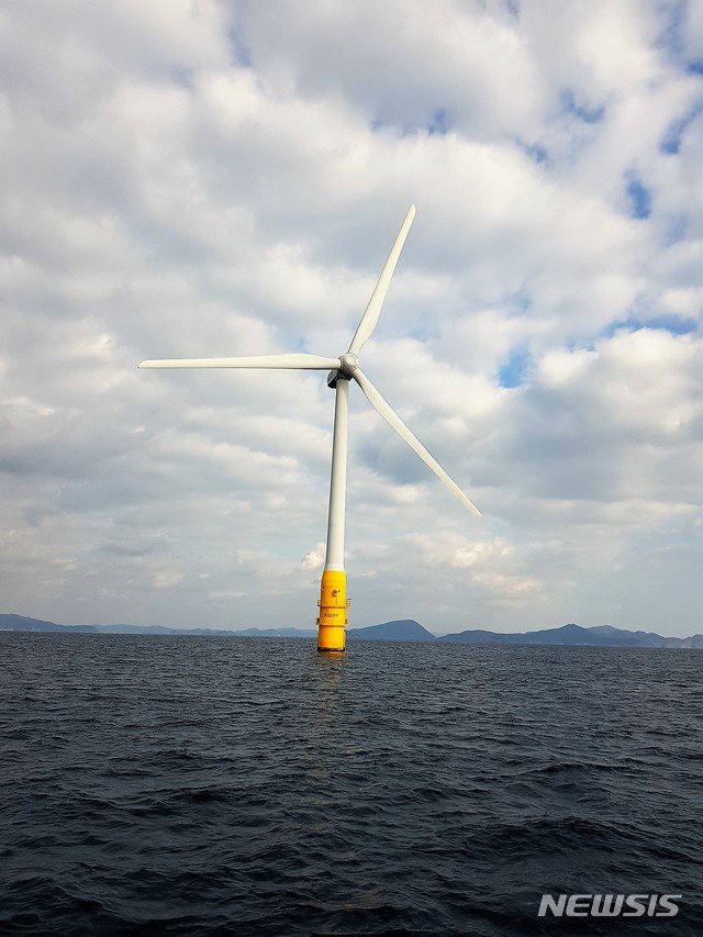 【울산=뉴시스】조현철 기자 = 울산시(시장 송철호)와 한국석유공사(사장 양수영)은 23일 시청 상황실에서 울산 200㎿ 부유식 해상풍력 발전단지 조성 업무협약(MOU)을 맺었다. 사진은 일본 나가사키현 고토시 앞바다에 설치된 2㎿ 부유식 해상풍력발전기. 2018.10.23. (사진=울산시 제공) photo@newsis.com 