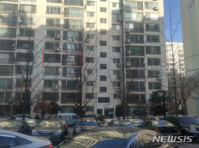 【서울=뉴시스】김가윤 기자 = 서울 송파구 문정동 150 올림픽훼밀리타운 226동 5층 505호가 경매에 나왔다. 1988년 12월 준공한 56개동 4494가구 단지로 해당 물건은 15층 건물 중 5층이다. 전용면적은 136.3㎡, 방 4개 욕실 2개 계단식 구조다. 2018.10.24. (제공=지지옥션) yoon@newsis.com