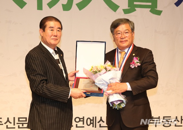  【안동=뉴시스】김진호 기자 =이재갑(오른쪽) 안동시의회 의원이 22일 서울 한국프레스센터에서 열린 '제27회 대한민국을 빛낸 21세기 한국인상' 시상식에서 지방의회 발전 공로부문 대상을 수상하고 있다. 2018.10.23 (사진=안동시의회 제공) photo@newsis.com