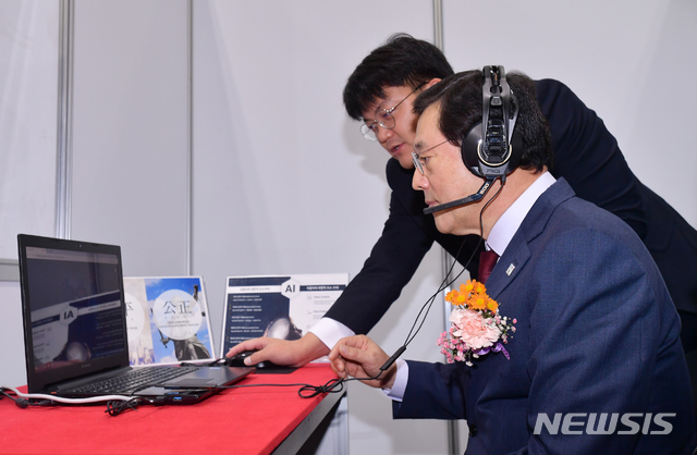 【광주=뉴시스】구길용 기자 = 이용섭 광주시장이 23일 김대중컨벤션센터에서 열린 ‘광주권 일자리박람회’에 참여해 인공지능 면접시스템을 체험하고 있다. 2018.10.23. (사진=광주시 제공) kykoo1@newsis.com