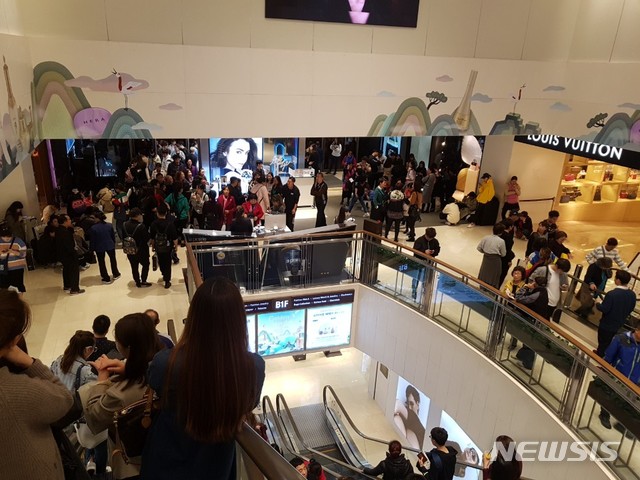 【서울=뉴시스】이예슬 기자 = 중국 단체 관광객이 한국을 찾으면서 면세점 업계가 활기를 되찾고 있다. 23일 오후 신라면세점 서울점의 모습.