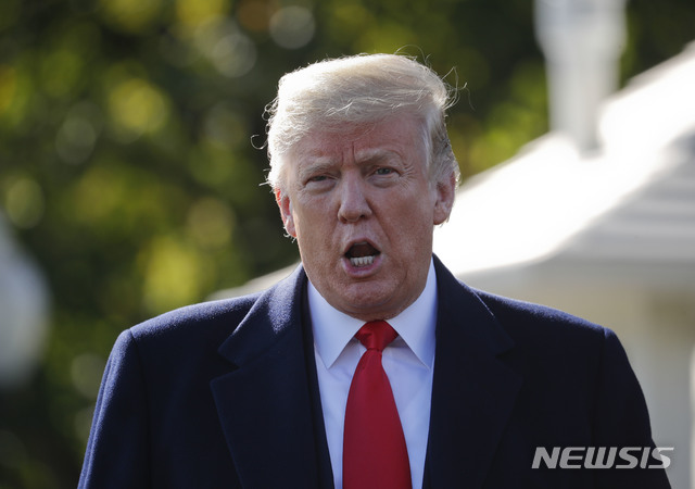 【워싱턴=AP/뉴시스】 도널드 트럼프 미국 대통령이 22일(현지시간) 미국 워싱턴에서 휴스턴 공군기지로 향하고 있다. 트럼프 대통령은 이날 트위터에 중미 출신 이민자 행렬(캐러밴·Caravan)을 막지 못한 3개국에 원조를 중단하겠다고 선언했다. 또 이들의 미국행을 '국가적 비상사태'라고 주장했다. 2018.10.23.