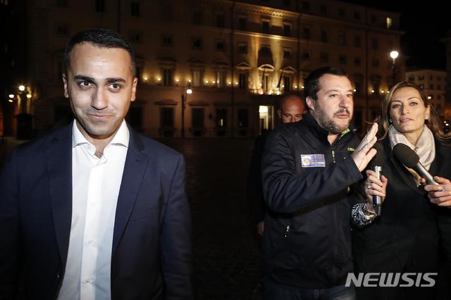 【로마=AP/뉴시스】루이기 디 마이오 이탈리아 부총리겸 노동장관(왼쪽)과 마테오 살비니 내무장관이 22일 회의를 마친 후 로마의 치기궁을 떠나고 있다. 유럽연합(EU) 집행위원회는 23일 이탈리아의 예산안을 거부했다. EU가 회원국의 예산안 승인을 거부한 것은 이번이 처음이다. 2018.10.23