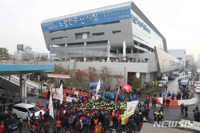 【서울=뉴시스】조성봉 기자 = 노량진수산시장 구 시장에 대한 명도 강제집행이 예정된 23일 오전 서울 영등포구 노량진수산시장 구 시장 앞에서 상인들과 수협직원, 법원 집행관과 경호 인력이 대치하고 있다. 2018.10.23. suncho21@newsis.com