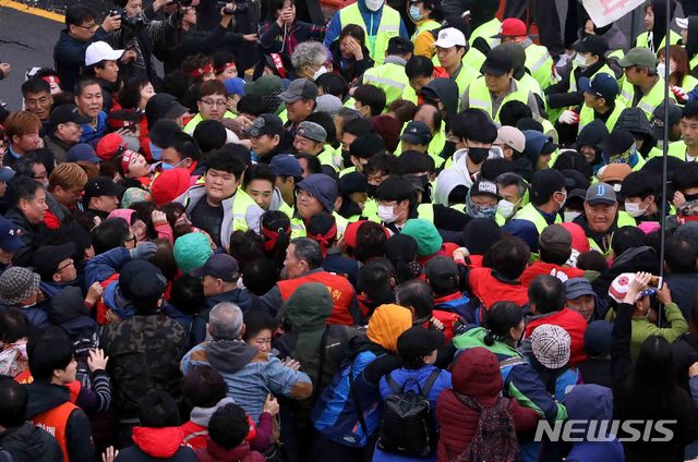 【서울=뉴시스】조성봉 기자 = 노량진수산시장 구 시장에 대한 명도 강제집행이 예정된 23일 오전 서울 영등포구 노량진수산시장 구 시장 앞에서 상인들과 수협 직원, 법원 집행관과 경호 인력이 대치하고 있다. 2018.10.23.suncho21@newsis.com