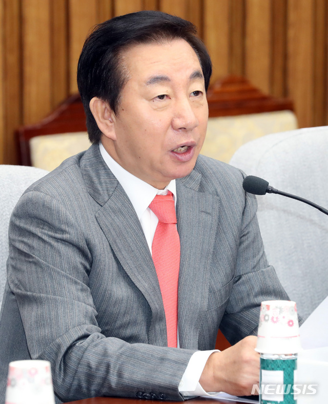 【서울=뉴시스】박영태 기자 = 23일 오전 서울 영등포구 여의도 국회에서 열린 자유한국당 국정감사 대책회의에서 김성태 원내대표가 발언하고 있다. 2018.10.23.since1999@newsis.com