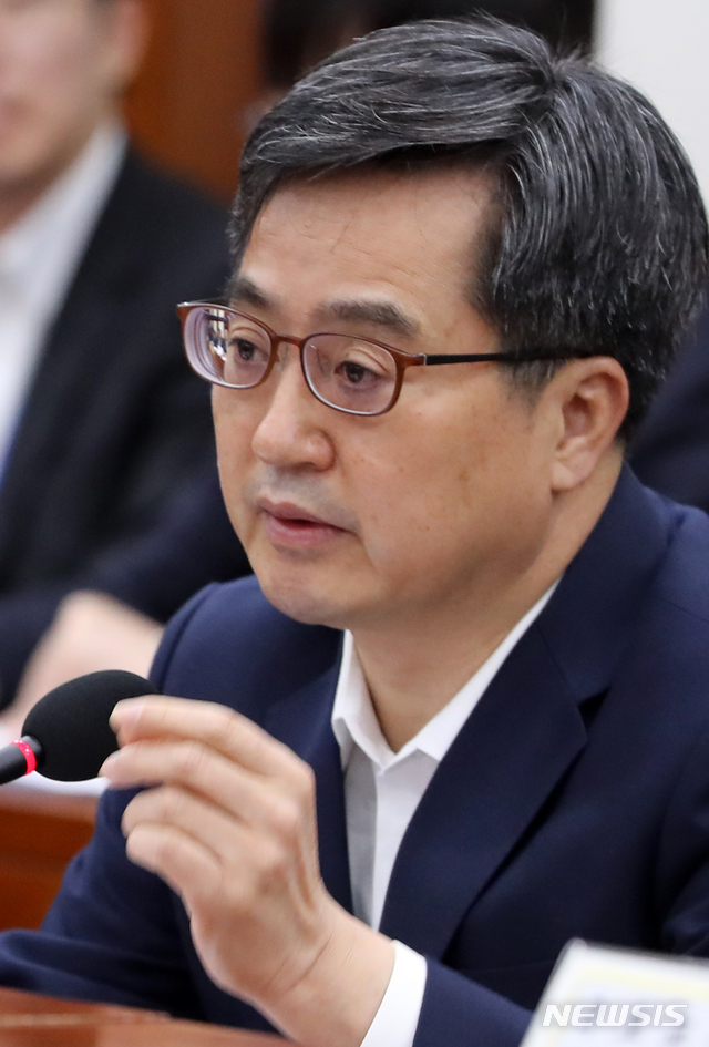 【서울=뉴시스】박주성 기자 = 김동연 경제부총리 겸 기획재정부 장관이 23일 오전 서울 세종로 정부서울청사에서 열린 대외경제장관회의에서 모두발언을 하고 있다. 2018.10.23. park7691@newsis.com