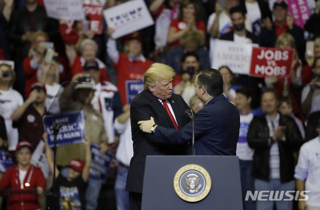 【휴스턴=AP/뉴시스】도널드 트럼프 대통령이 22일(현지시간) 텍사스주 휴스턴 선거유세에서 한때 '정적'이었던 테드 크루즈 상원의원과 포옹하고 있다. 