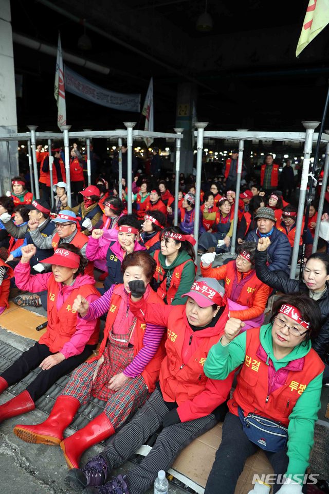 【서울=뉴시스】조성봉 기자 = 노량진수산시장 구 시장에 대한 명도 강제집행이 예정된 23일 오전 서울 영등포구 노량진수산시장 구 시장 앞에서 상인들이 '강제집행 반대, 생존권 사수'구호를 외치고 있다. 2018.10.23.suncho21@newsis.com