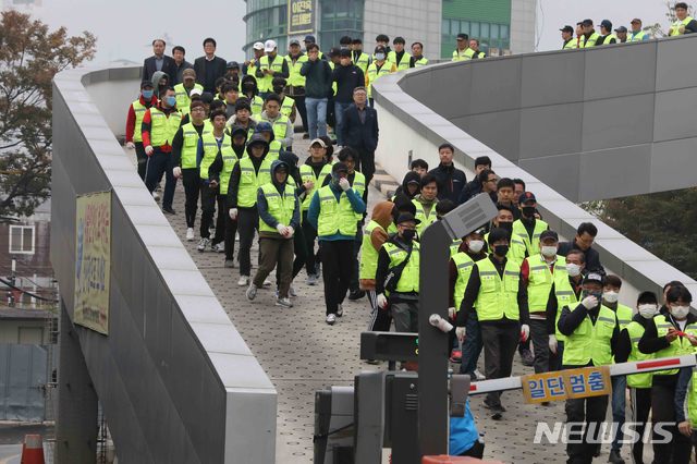 【서울=뉴시스】조성봉 기자 = 노량진수산시장 구 시장에 대한 명도 강제집행이 예정된 23일 오전 서울 영등포구 노량진수산시장 구 시장 앞에서 수협직원, 법원 집행관과 경호 인력이 강제집행을 하기 위해 이동하고 있다. 2018.10.23.suncho21@newsis.com